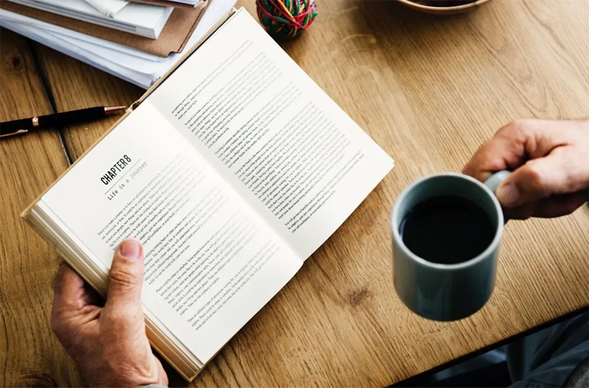 Yoğun iş temposunda kitap okumak mümkün. Ofiste, molalarda ve çalışma alanında okuma alışkanlığı kazanmak için ilham veren öneriler.