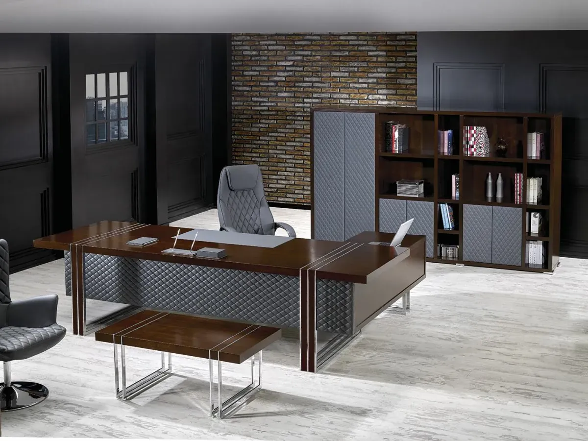 Ceviz makam masası, gri kapitone dolap, sehpa ve yönetici misafir koltuğu ile LOFT modern vip ofis takımının güçlü görünümü.