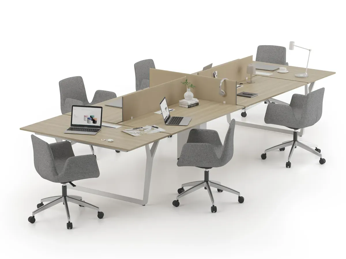 NOTE personel masası, açık ahşap tonlu yüzeyi, panel bölücüleri ve metal ayaklı yapısıyla altılı workstation masa düzeni için güçlü bir açık ofis çözümü sunar.