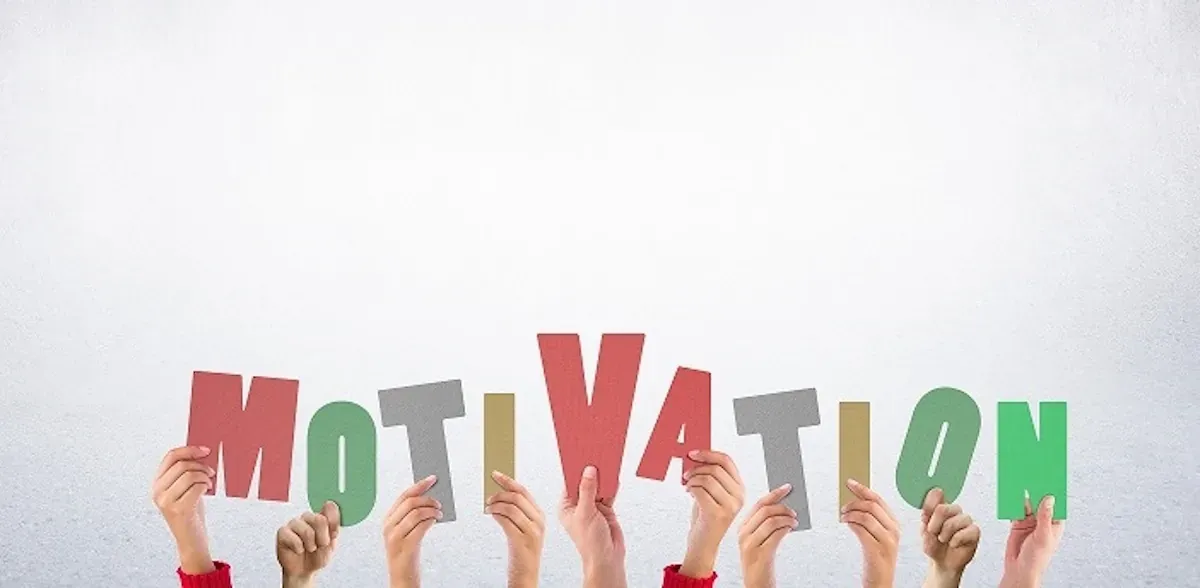 Ofiste verimlilik, motivasyon ve odaklanmayı artırmak için ergonomi, çalışma alanı düzeni, mola ritmi ve ofis tasarımı önerileri.