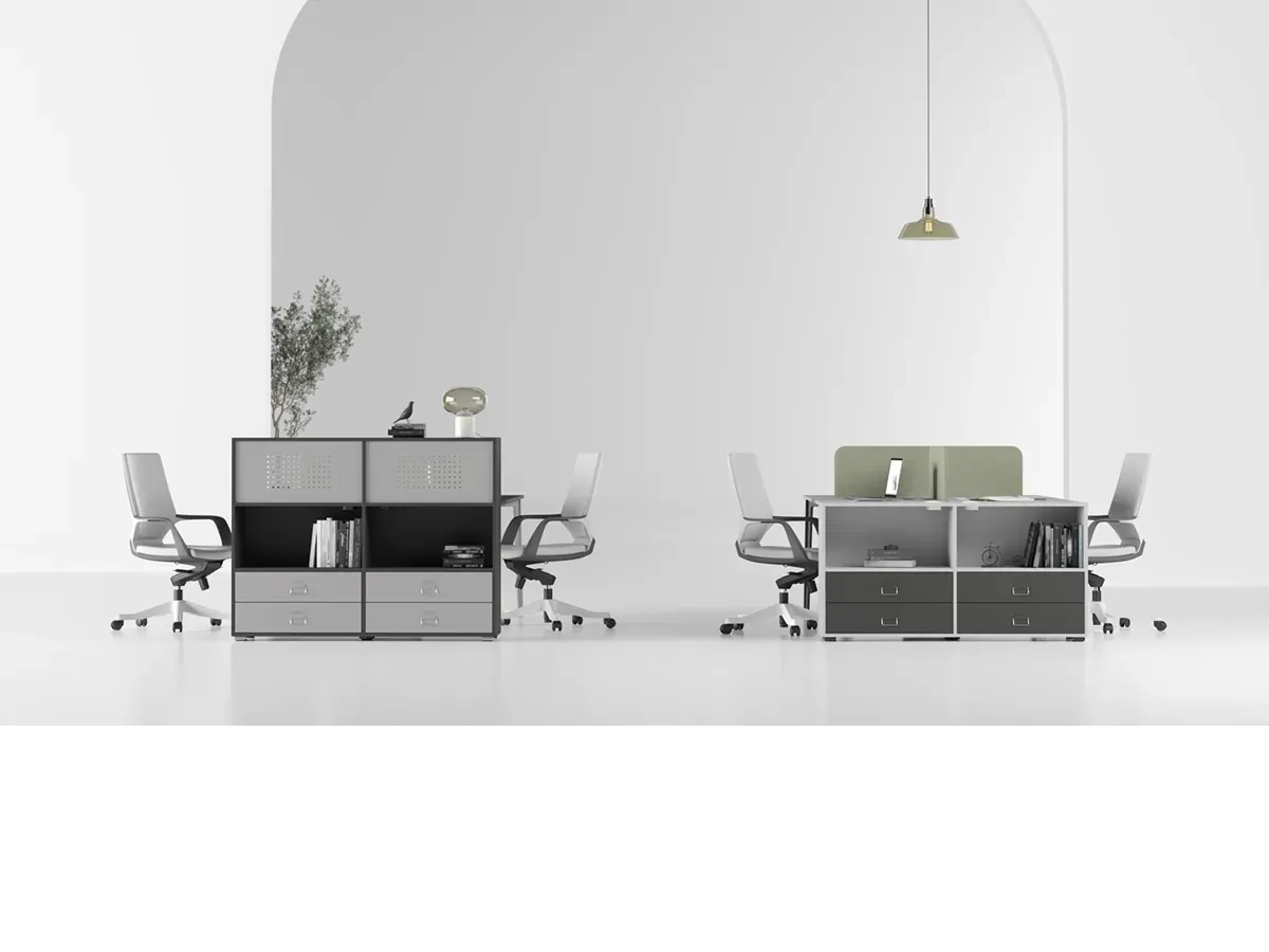 OPERA workstation, gri ve antrasit depolama modülleriyle modern ofislerde düzenli, modüler ve dengeli bir çalışma alanı sunar.