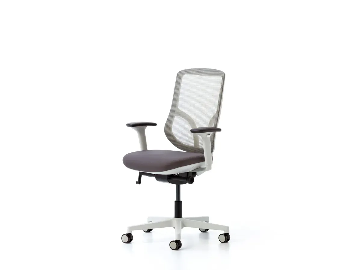 PUNTO modern ofis sandalyesi, açık gri file sırtı, 3D kolçakları ve sade beyaz gövdesiyle çağdaş çalışma alanlarına hafif ve seçkin bir karakter katar.
