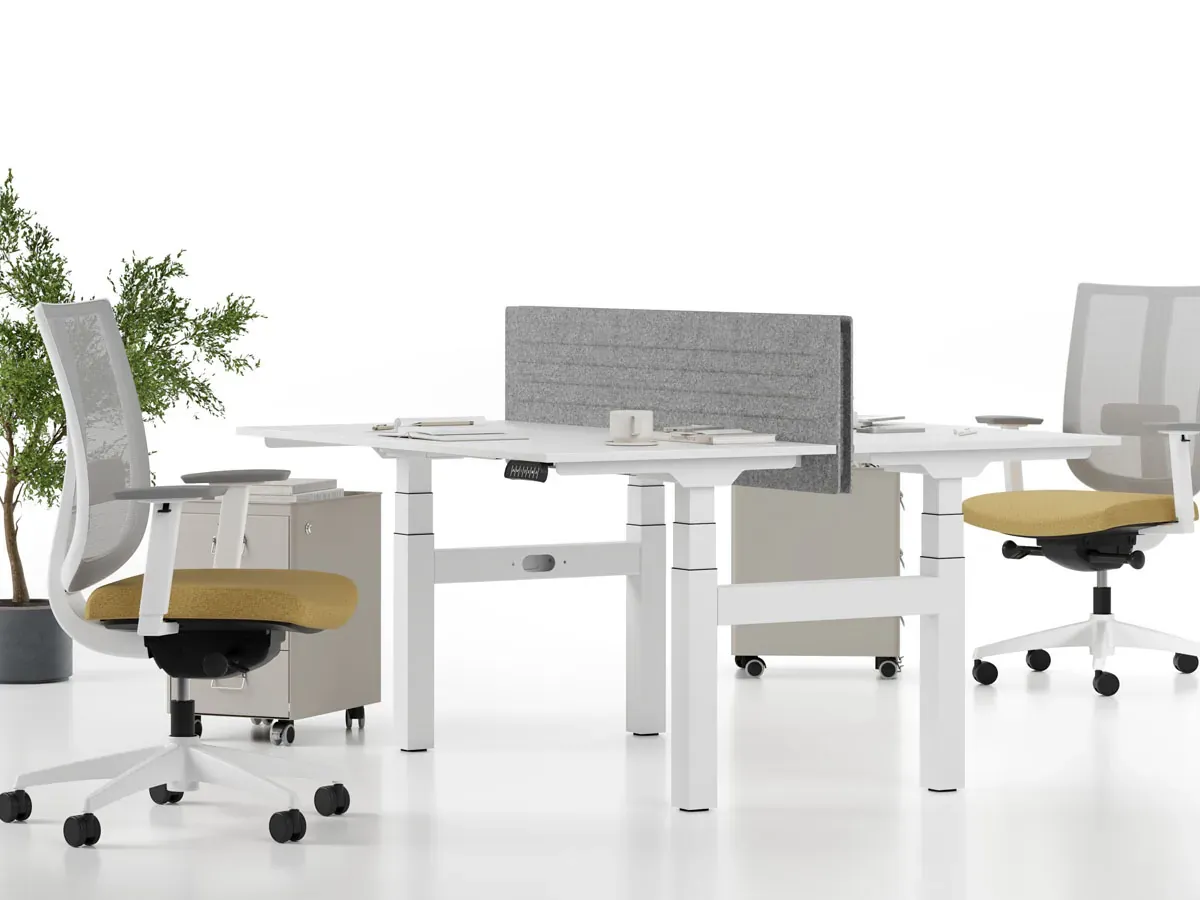 SET ayarlanabilir ofis workstation, beyaz masa yüzeyi ve gri panel yapısıyla oturarak ve ayakta çalışmaya uygun modern bir ofis çözümü sunar.