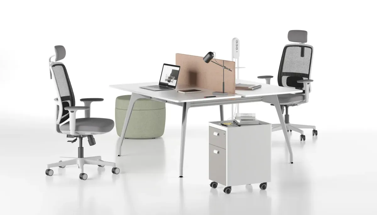 STRIPE ARC ikili workstation, beyaz çalışma yüzeyi ve somon panel desteğiyle açık ofislerde dengeli, zarif ve odaklı bir çalışma alanı oluşturur.