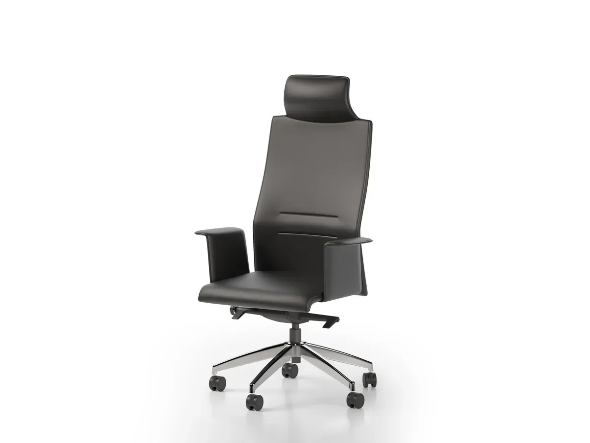 Açılı ön görünümde WORD Yönetici, kıvrımlı deri kolları, ergonomik oturum yapısı ve tekerlekli alüminyum ayağıyla modern yönetici alanlarına uyum sağlar.