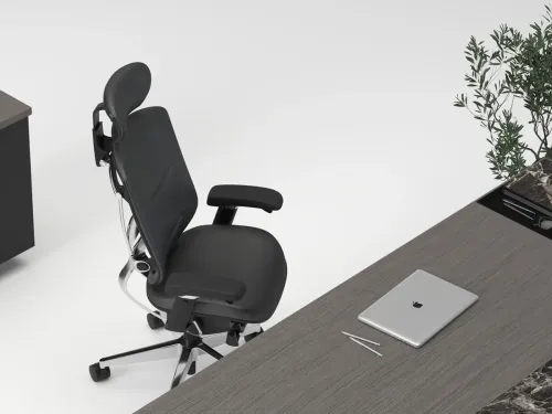 AGENT hakiki deri çalışma koltuğu, masa arkasındaki yakın görünümde kolçak yapısı, oturum formu ve yönetici alanına uyumlu ergonomik çizgisiyle öne çıkar.