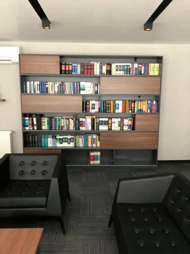Hukuk Bürosunda Kitaplık ve Oturma Alanı