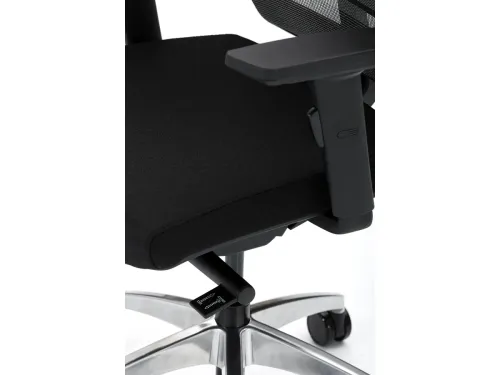 ASSIST detay görseli, 3D kolçak yapısını, siyah oturum yüzeyini ve senkron mekanizma alanını göstererek ayarlanabilir ofis koltuğu karakterini öne çıkarır.