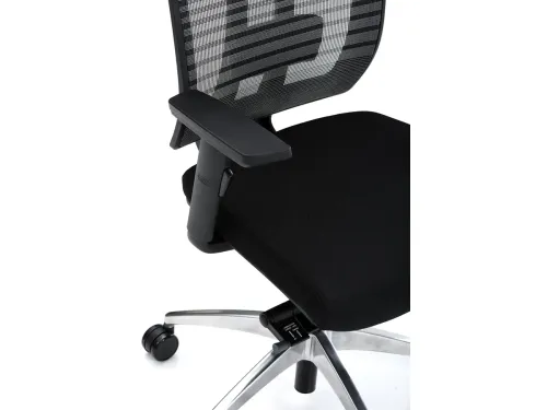ASSIST ergonomik çalışma koltuğu detayında siyah kumaş oturum, 3D kolçak ve mekanizma bölgesi birlikte görünerek profesyonel kullanım için ayarlanabilir destek algısını güçlendirir.