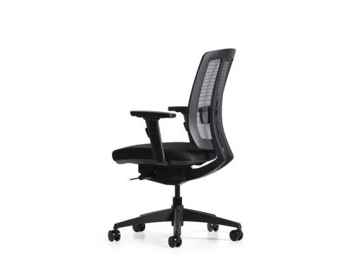 ASSIST siyah ayaklı ergonomik ofis koltuğu, yan arka görünümde file sırt yapısını, ayarlanabilir destek çizgisini ve kompakt operasyonel formunu öne çıkarır.
