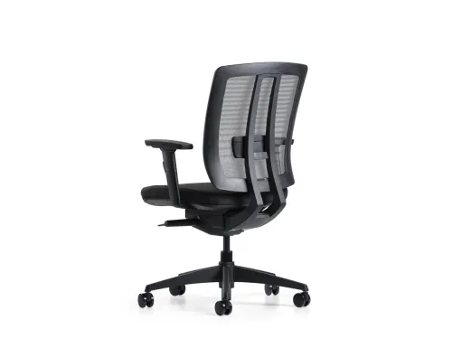 ASSIST siyah ayaklı file sırtlı ofis sandalyesi, arka çapraz açıdan görünen destek formu ve tekerlekli altyapısıyla yoğun çalışma alanları için sade bir ergonomi sunar.