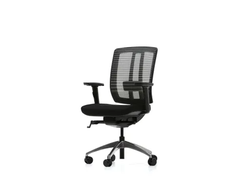ASSIST siyah fileli ergonomik ofis koltuğu, arka çapraz görünümde bel destekli sırt yapısını, 3D kolçaklarını ve alüminyum ayaklı tekerlekli altyapısını net biçimde gösterir.