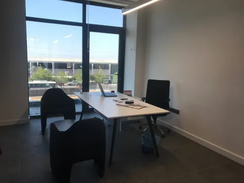 Büyük pencere önünde konumlanan çalışma masası ve siyah ofis koltukları, yönetici alanına yalın ve profesyonel bir ofis dili kazandırır.