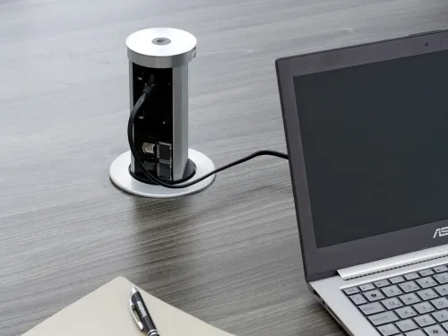 BISTRODERN teknik erişimli toplantı masası, entegre bağlantı modülüyle laptop, şarj ve veri ihtiyaçlarını düzenli bir yüzey dili içinde çözer.