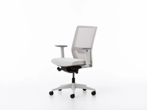 BOLD ergonomik ofis sandalyesi, açık gri plastik yapısı, gri file sırtı ve geniş oturum formuyla gün boyu çalışma düzenlerine ferah bir kullanım hissi kazandırır.