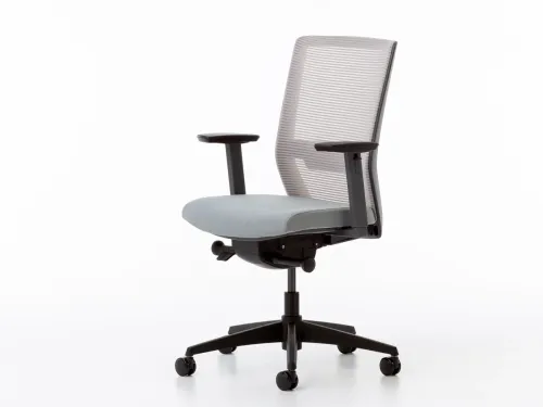 BOLD personel ofis koltuğu, siyah plastik gövdesi, F701 gri file sırtı ve BL2324 açık gri oturumuyla modern çalışma alanları için ergonomik bir çözüm sunar.