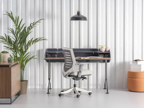Bürotime Runner Home masa, ceviz tonlu yüzeyi, koyu keçe paneli ve metal ayaklarıyla modern ev çalışma alanları için güçlü bir alternatif oluşturur.