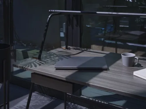Bürotime T50’nin aydınlatma hattı, laptop kullanımına uygun geniş yüzeyi ve çekmece detayı, ev için çalışma masası deneyimini daha düzenli ve odaklı hale getirir.