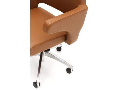 CAPO modern ofis koltuğu, A105 taba suni deri kaplaması, sabit kol yapısı ve metal ayak detayıyla çağdaş çalışma alanlarında sıcak ama kontrollü bir duruş sergiler.