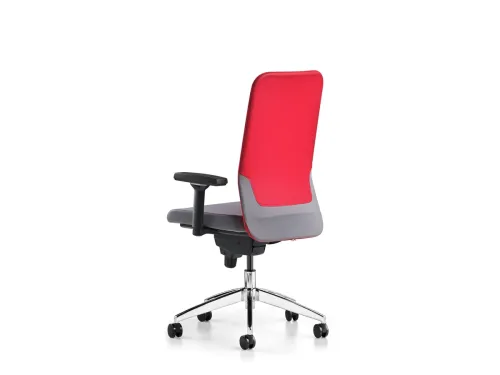 COMFY ofis koltuğu, ACT 03 kırmızı sırt vurgusu ve ACT 28 gri geçişiyle operasyonel ofis alanlarında güçlü ama kontrollü bir renk karakteri oluşturur.