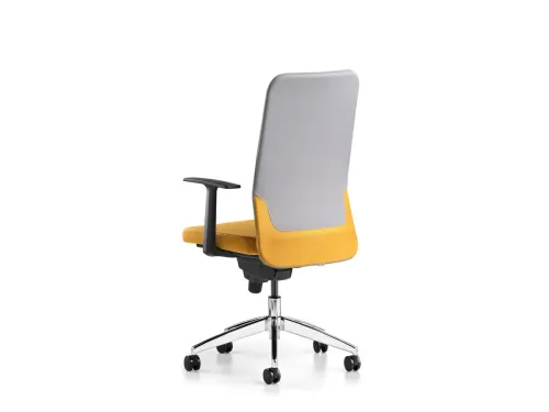 COMFY ofis sandalyesi, ACT 13 sarı oturumu ve ACT 28 gri sırt yapısıyla modern çalışma alanlarına canlı ama dengeli bir kullanım hissi sunar.