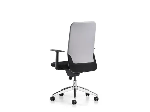 COMFY personel koltuğu, ACT 31 siyah alt gövde vurgusu ve ACT 28 gri sırt yüzeyiyle operasyonel çalışma alanlarına dengeli bir ofis koltuğu çözümü sunar.