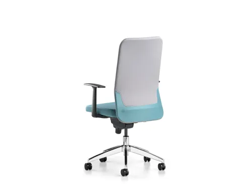 COMFY personel koltuğu, mavi tonlu oturum detayı ve ACT 28 gri sırt yüzeyiyle çağdaş çalışma alanı sandalyesi karakterini sakin biçimde gösterir.