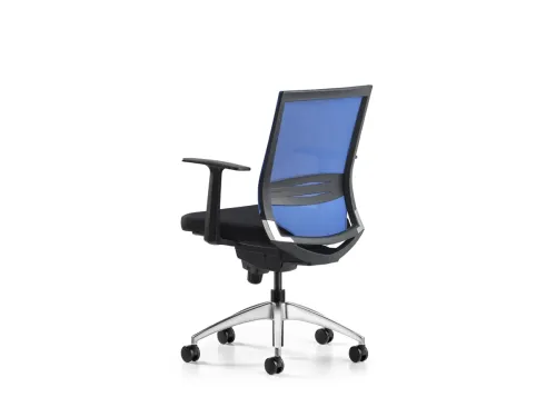 COZY ofis koltuğu, FDR110 siyah oturum alanı ve mavi file sırt detayıyla ergonomik ofis sandalyesi karakterini arkadan net biçimde gösterir.