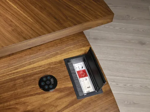 Craft VIP makam masası gizli teknoloji paneli (priz + USB). Katmanlı ceviz yüzey ve gizli fonksiyonlu ceviz makam masası detayları.