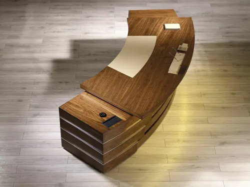 Craft VIP makam masası katmanlı ceviz yüzey ve organizer detayı. Üst üste ceviz katmanlı yönetici masası ve premium zanaat işçiliği.