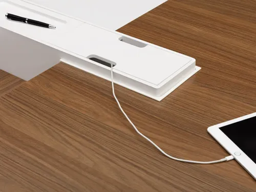 CROSS toplantı masasının ahşap yüzeyi üzerindeki entegre elektrifikasyon ve kablo çıkışı, modern toplantı alanlarında düzenli ve teknolojik bir kullanım sağlar.