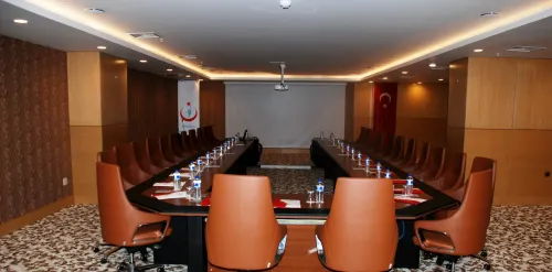 U şeklinde toplantı masası yerleşimi, projeksiyon alanı ve otel salonu kurgusuyla kurumsal toplantılar için kontrollü bir atmosfer sunar.