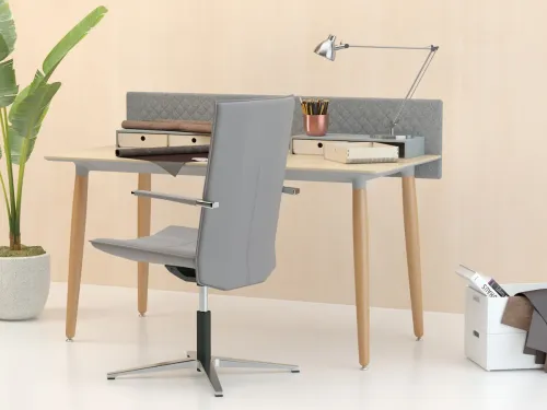 Doğal ahşap etkili ERA Home, gri keçe paneli ve düzenli masa üstü kurgusuyla öğrenci ders çalışma masası için sakin bir çalışma alanı sunar.