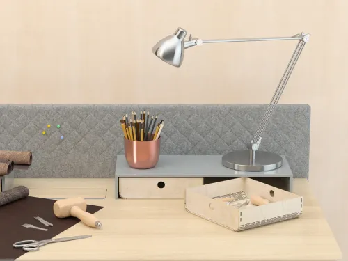 ERA Home çalışma masasında gri keçe panel, portatif depolama ünitesi ve masa üstü aksesuarları daha sakin ve düzenli bir kullanım alanı oluşturur.