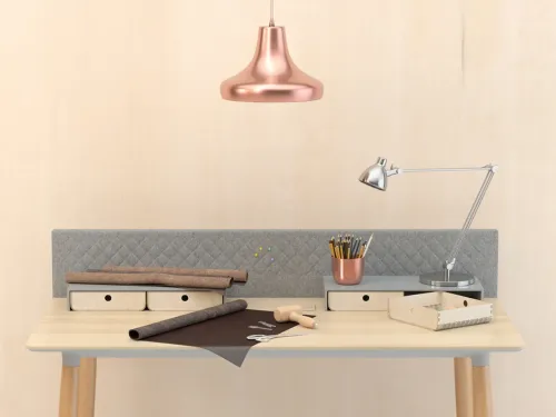 ERA Home, gri keçe paneli, açık ahşap yüzeyi ve ahşap ayaklı yapısıyla doğal görünümlü bir home office çalışma masası atmosferi kurar.