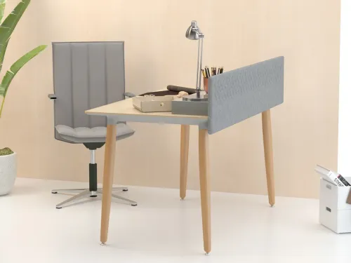 ERA Home’un yan görünümünde keçe panel, ahşap ayaklar ve sade masa formu, modern klasik öğrenci ders çalışma masası karakterini güçlendirir.