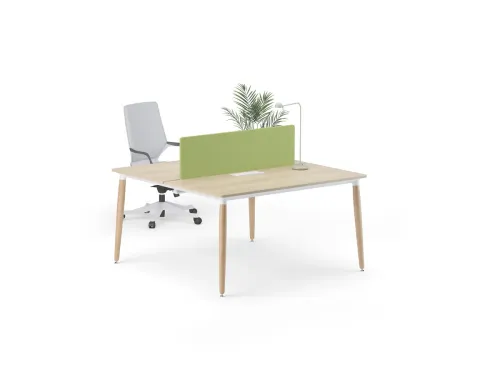 ERA workstation, Akasya tonlu yüzeyi, ahşap ayaklı yapısı ve panel bölücülü düzeniyle iki kişilik ofis çalışma masası kullanımını daha sakin hâle getirir.