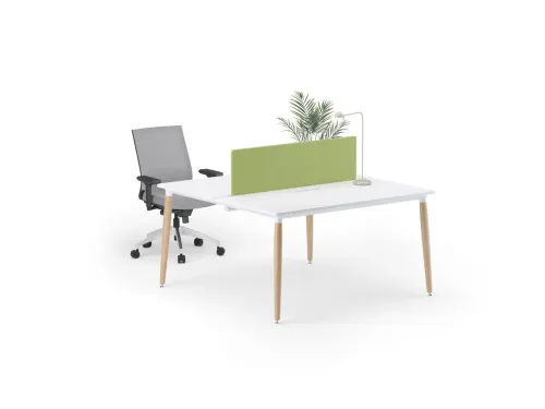 ERA ikili workstation masa, Akasya yüzeyi, yeşil paneli ve ahşap ayaklarıyla modern personel masaları için dengeli bir kurgu sunar.