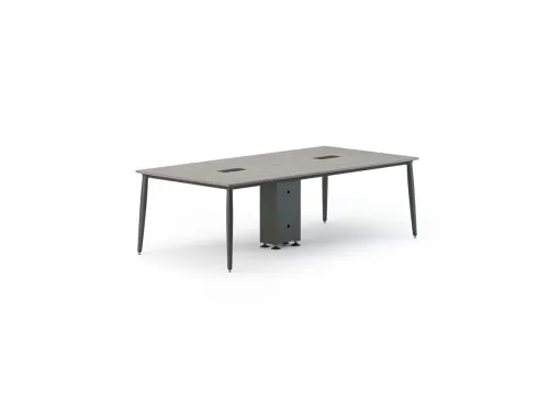 Perspektif açıdan görülen ERA, kablo kapaklı yüzeyi, merkezi teknik modülü ve dengeli ayak yapısıyla çağdaş ofis toplantılarına uyum sağlar.