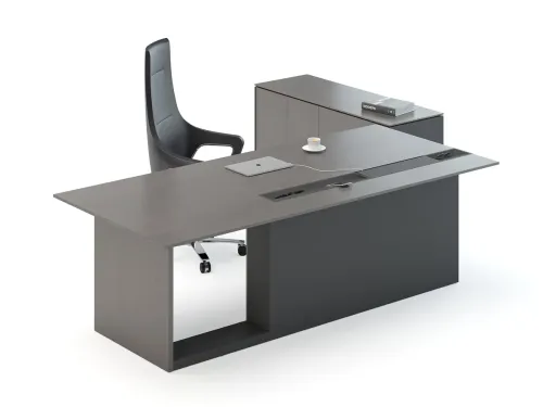Titanium Meşe yüzey, koyu blok ayak, entegre etajer ve gizli elektrifikasyon detayıyla ETERNITY modern CEO yönetici masası düzeni sunar.