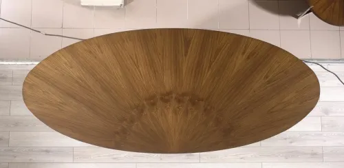 Gaudi VIP makam masası lamel yüzeyli masa. Ceviz kaplama yönetici masası ve geniş oval toplantı masası ile modern ceviz konsol takımı uyumu.