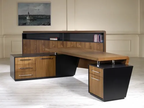 Etajerli çalışma düzeni, tek parça ahşap panel, siyah gövde ve geniş dolap yapısı GLORY’nin fonksiyonel makam mobilyası dilini güçlendirir.
