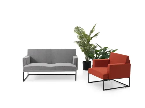Hills gri kanepe ve kırmızı tekli bekleme koltuğuyla sade, ferah ve modern oturma alanı.