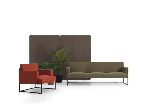 Yeşil kanepe ve kırmızı tekli koltukla modern bekleme alanına dinamik renk dengesi.