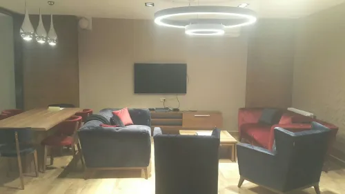 Oturma grupları, TV ünitesi ve sıcak iç mekân diliyle düzenlenen alan, yönetici ofisinde rahat görüşmeler için dengeli bir kullanım sunar.