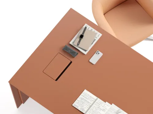 JUST kiremit renk yönetici masası, yüzeydeki gizli kapak detayıyla teknolojik ihtiyaçları sade bir masa düzeni içinde görünmeden destekler.