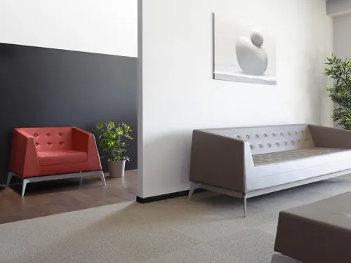 Ofis içi oturma alanları için güçlü, karakterli ve rafine bekleme alanı kurgusu.
