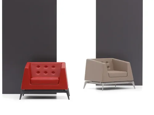 Net geometrisi ve güçlü yan yapısıyla modern bekleme salonu koltuğu.