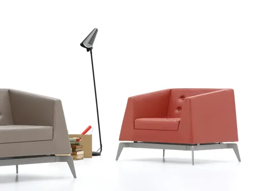 Canlı renk etkisi ve açılı gövdesiyle dikkat çeken modern ofis koltuğu.