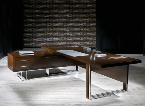 Ceviz ahşap çıtalı masa, krom ayak detayları, sehpa ve gri kapitone dolap ile LOFT yönetici takımı modern bir makam alanı oluşturur.